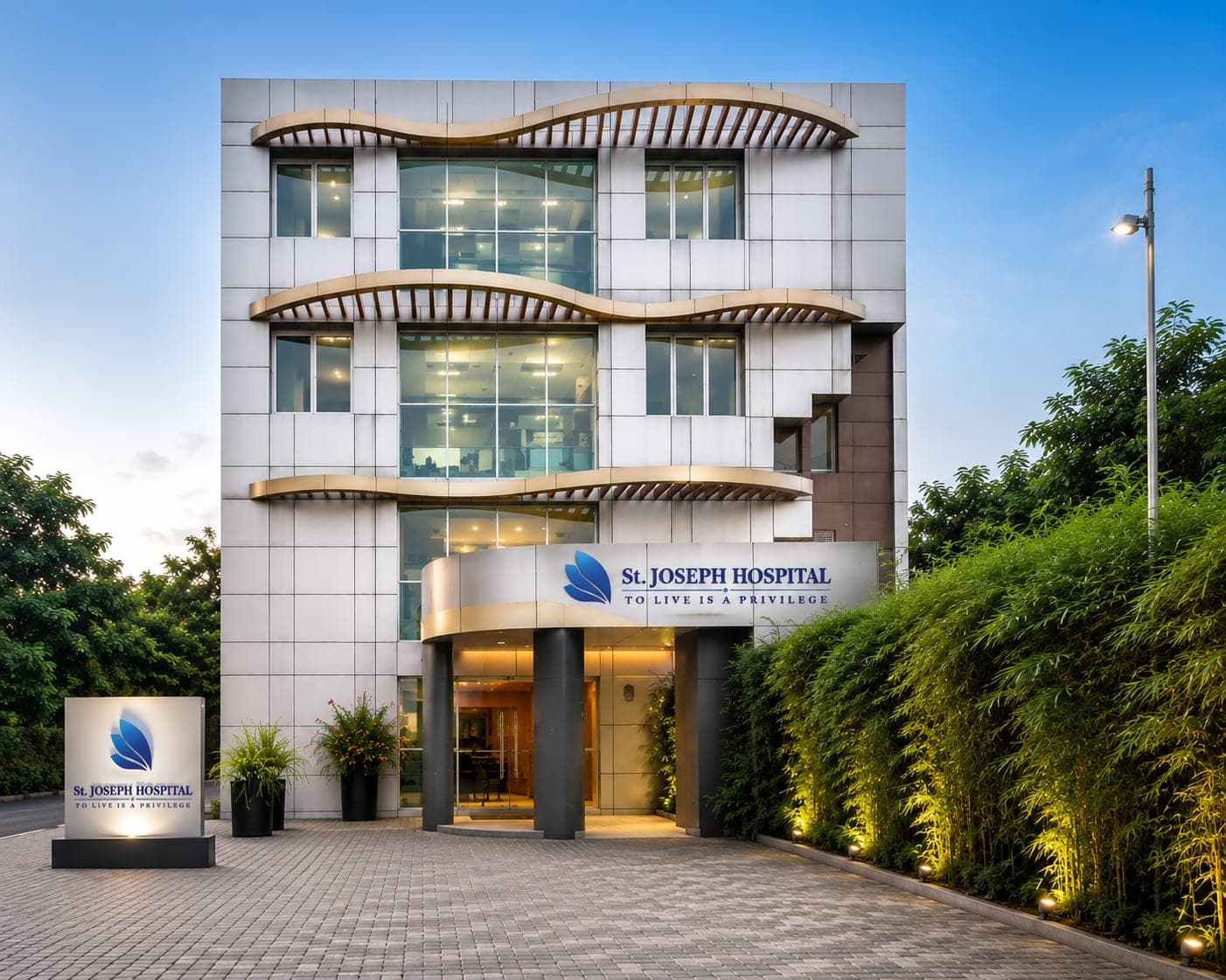 St. Joseph Hospital ගොඩනැගිල්ල සන්ධ්‍යාවේ