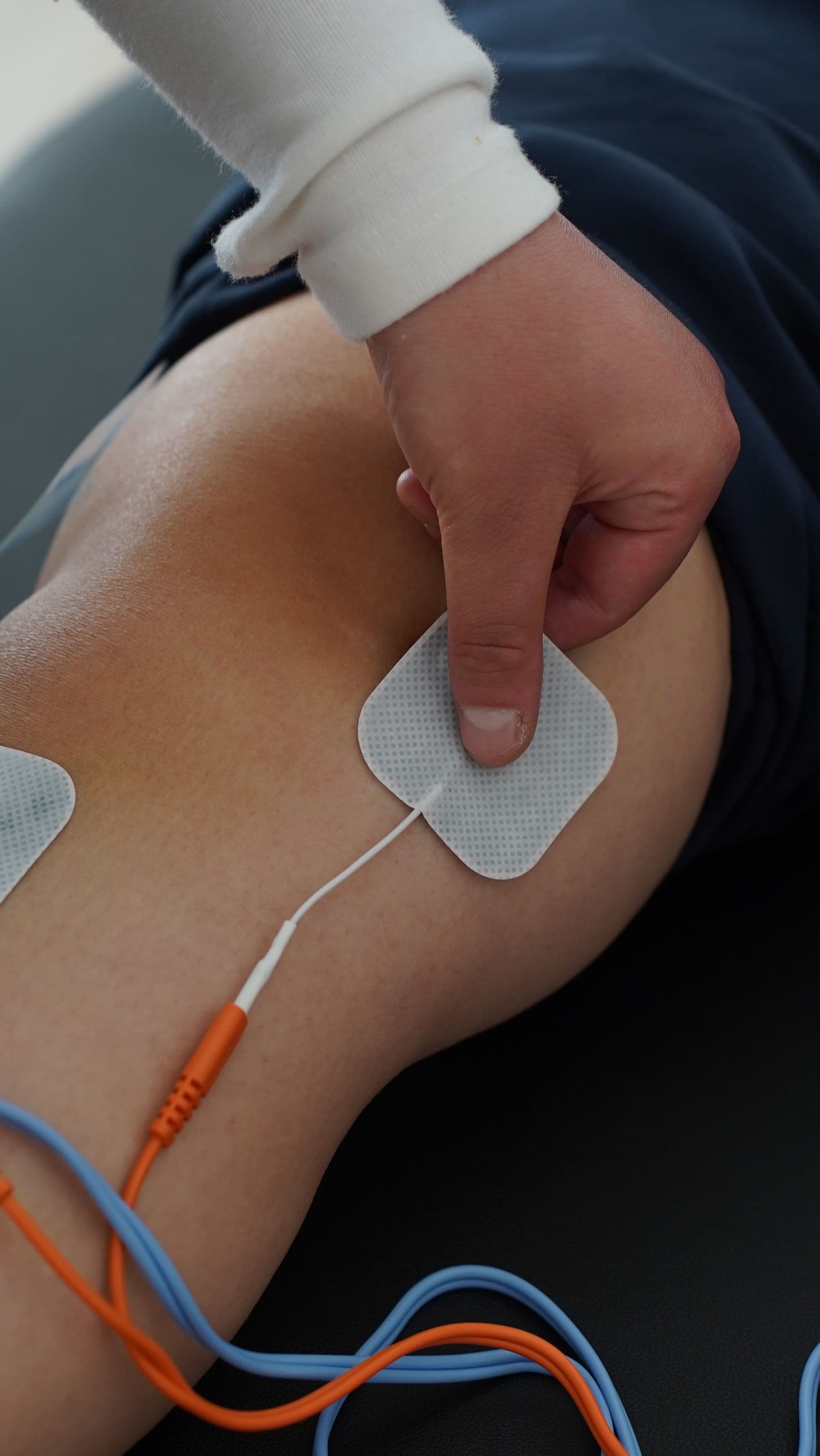 Electrical stimulation pads applied to a knee during a physiotherapy session